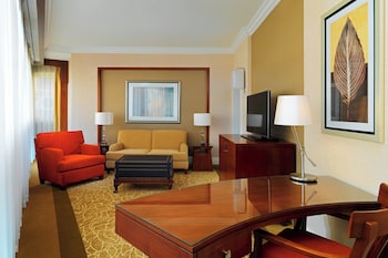 Club Suite, 1 King Bed, Pool View (Corner Suite, Lounge access)