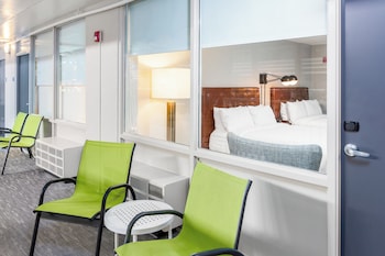 Room, 2 Queen Beds, Pool View (Poolside)