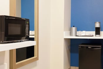 Suite, 1 King Bed, Mobility Accessible (Accessible Tub)