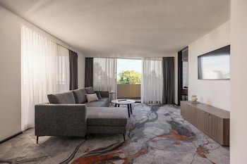 Family Suite (1 Queen Bed and 2 Single Beds)