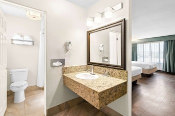 Standard Room, 2 Queen Beds, Non Smoking, Refrigerator & Microwave (Pet Friendly)