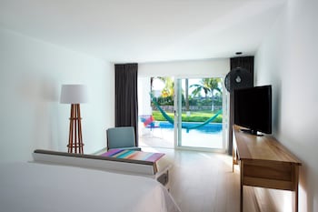 Master Suite with Plunge Pool, 1 King