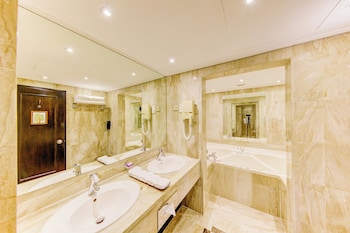 Cilantro Suite with Lounge Access
