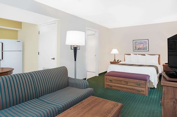 1 Queen Bed Penthouse Suite - BiLevel