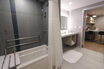 Suite, 1 King Bed, Non Smoking (Accessible)