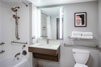 Standard Room, 1 King Bed, Accessible (Communications, Accessible Tub)