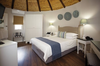 Studio, 1 King Bed, Garden View