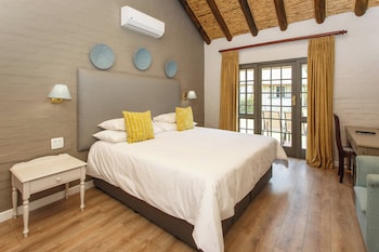 Studio, 1 King Bed, Garden View