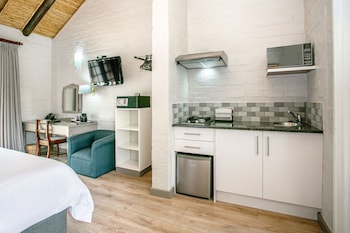 Room, 1 King Bed, Smoking, Garden View