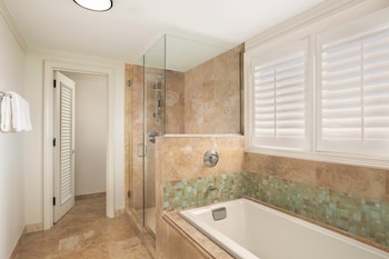 1 Bedroom Suite, Club Lounge access,1 King Bed and Sofa Bed, Oceanfront