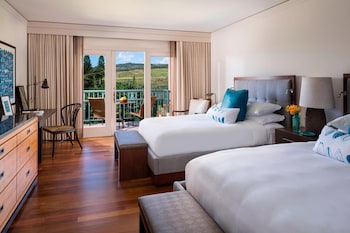 Deluxe Room, 2 Queen Beds, Partial Ocean View