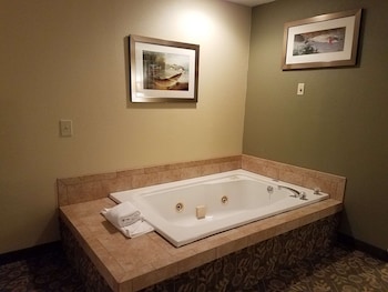 Suite, 1 King Bed with Sofa bed, Non Smoking, Refrigerator & Microwave (with Sofabed)