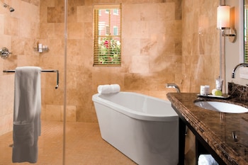 Signature Suite, 1 King Bed, Bathtub, Pool View