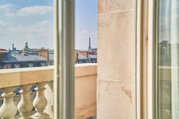 La Parisienne 1 king-size bed Eiffel Tower view