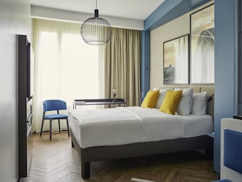 Deluxe Room, 1 Queen Bed (Cathedral view)