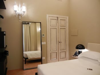 Deluxe Double Room, Annex Building (King, No Pets- Adults Only)