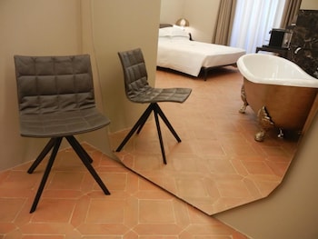Deluxe Double Room, Annex Building (King, No Pets- Adults Only)