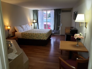 Romantic Single Room, 1 King Bed, Hot Tub, Ground Floor