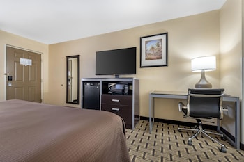 Standard Room, 1 King Bed, Accessible, Refrigerator & Microwave