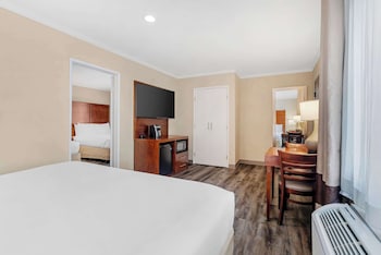 Family Room, 1 King Bed and 2 Queen Beds, Non Smoking