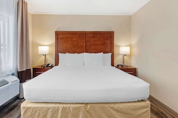 Family Room, 1 King Bed and 2 Queen Beds, Non Smoking