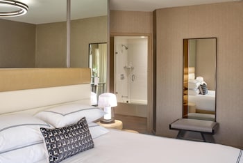Deluxe Room, 1 Queen Bed (A1)
