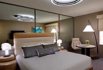Deluxe Room, 1 King Bed (C1)