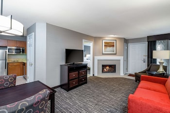 Suite, 1 King Bed, Accessible (Hearing)