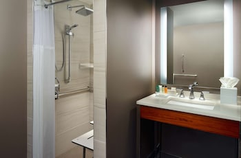Room, 1 Queen Bed, Accessible (Mobility/Hearing, Roll In Shower)