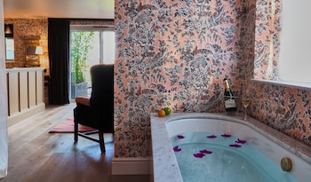 Mews Hot Tub Suite