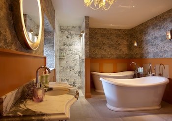 Luxe Hot Tub Suite