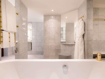 Suite, 1 King Bed, Sauna (Imperial)