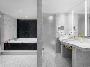 Suite, 1 King Bed, Sauna (Imperial)