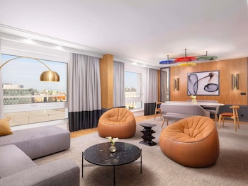 Luxury Suite, 1 King Bed, Kitchenette (Opera)