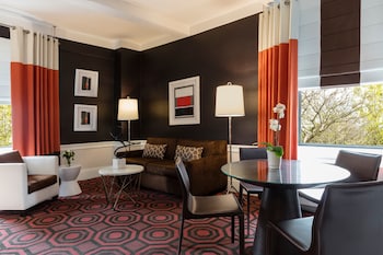 Suite, 1 King Bed with Sofa bed, Corner