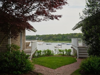 Hydrangea Water View King