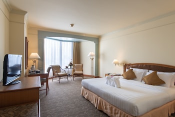 Premier Room, 1 King Bed, River View, Corner
