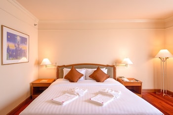 Executive Room, 1 King Bed, River View
