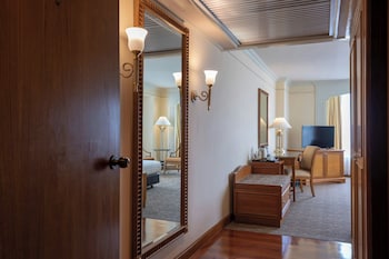 Premier Room, 1 King Bed, River View, Corner