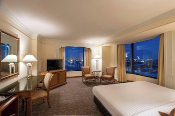 Premier Room, 1 King Bed, River View, Corner