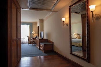 Deluxe Room, 1 King Bed, River View