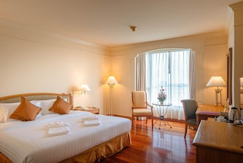 Executive Room, 1 King Bed, River View