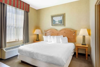 Suite, Multiple Beds, Non Smoking, Jetted Tub (Living Room)