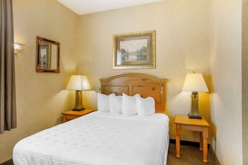Suite, Multiple Beds, Non Smoking, Jetted Tub (Living Room)