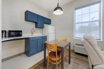 Suite, Multiple Beds, Non Smoking, Jetted Tub (Living Room)