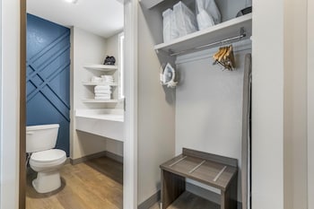 Family Suite, 2 Queen Beds, Non Smoking (with Sofabed)