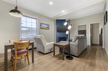 Suite, Multiple Beds, Non Smoking, Jetted Tub (Living Room)