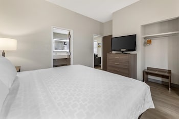 Suite, Multiple Beds, Non Smoking, Jetted Tub (Living Room)