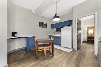 Suite, 1 King Bed, Non Smoking, Jetted Tub