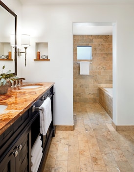 Suite, 2 Bedrooms (Hacienda 1 King + 2 Queen)
